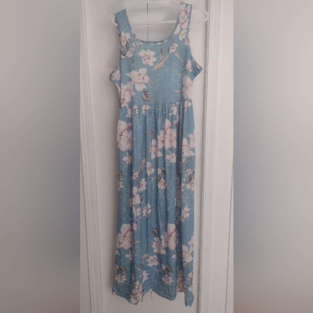 Floral blooming maxi dress Ptp 22"